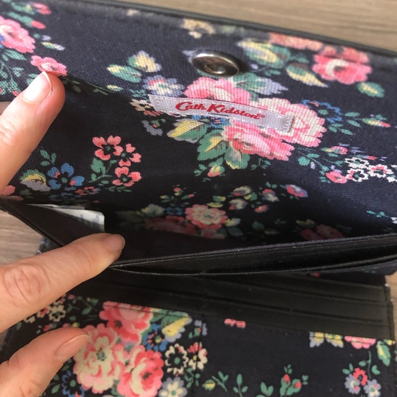 Dark navy, floral Cath Kidston wallet - Picture 7 of 8